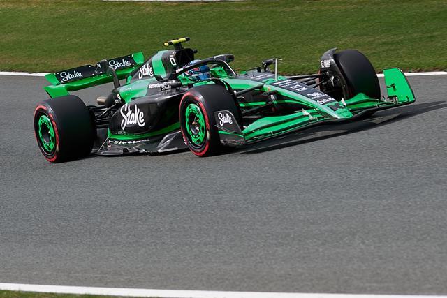 开云体育-阿斯顿马丁绝杀索伯车队，勒克莱尔点燃赛场