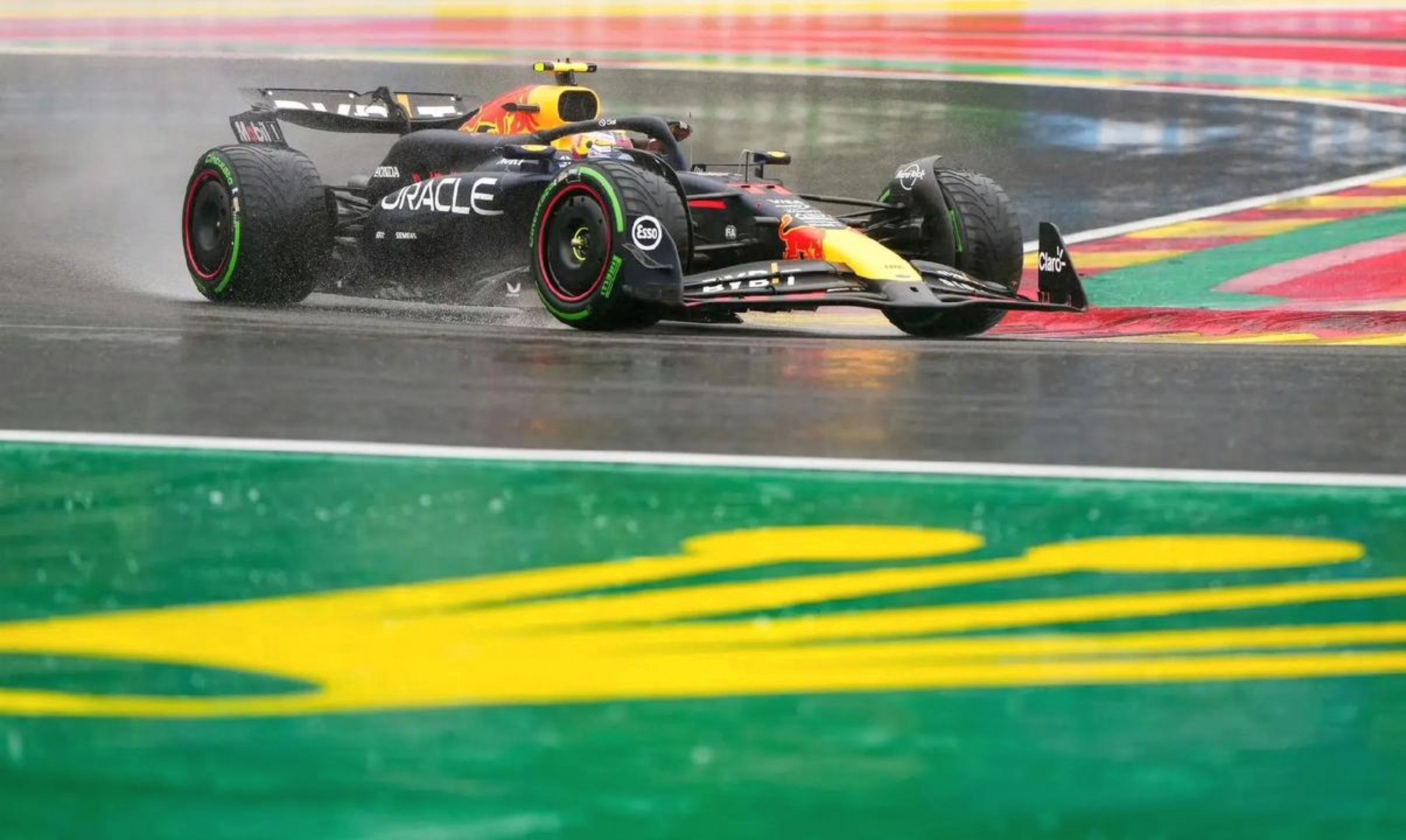 开云体育在线-迈凯伦轻取红牛车队，佩雷兹统治全场